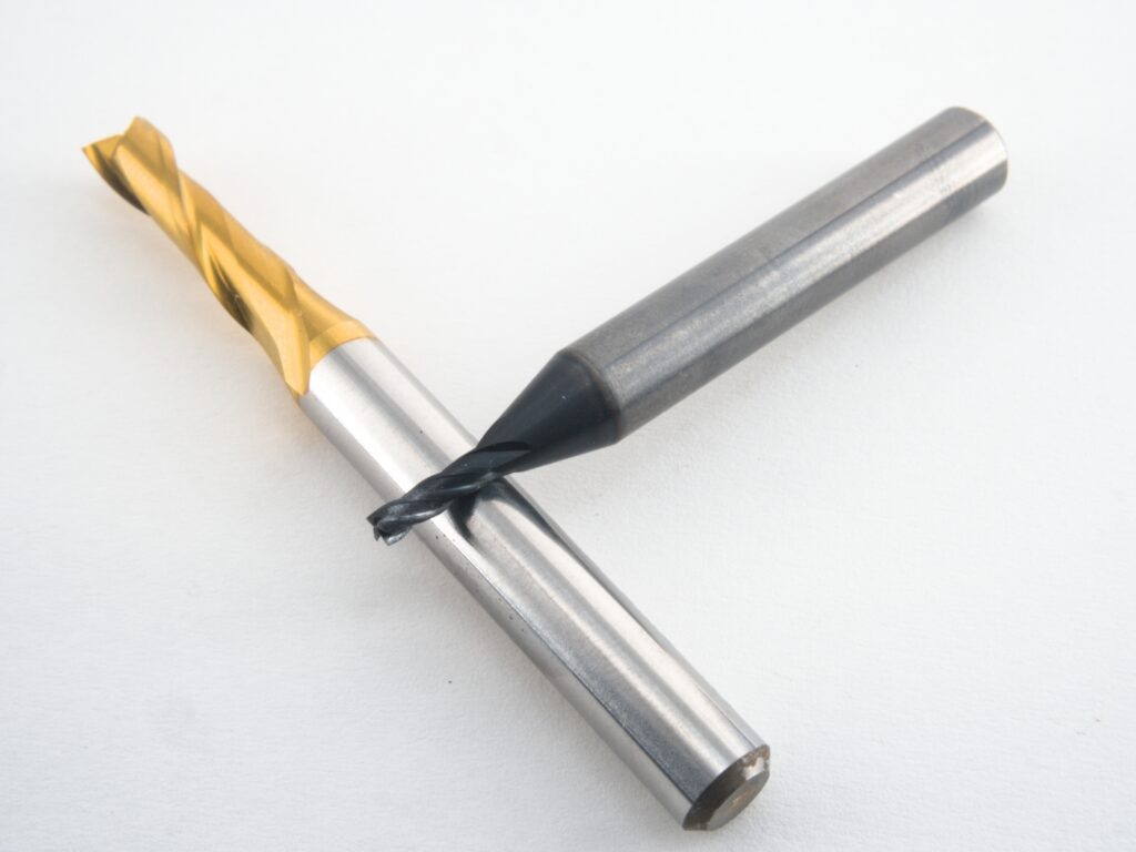 金属の切削加工に使用される切削工具のエンドミル