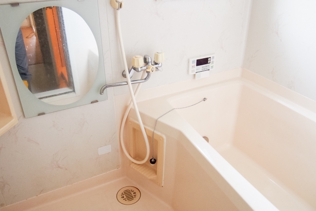 研磨材で研磨すれば、うろこ状の水垢が綺麗に落ちそうな浴槽の鏡