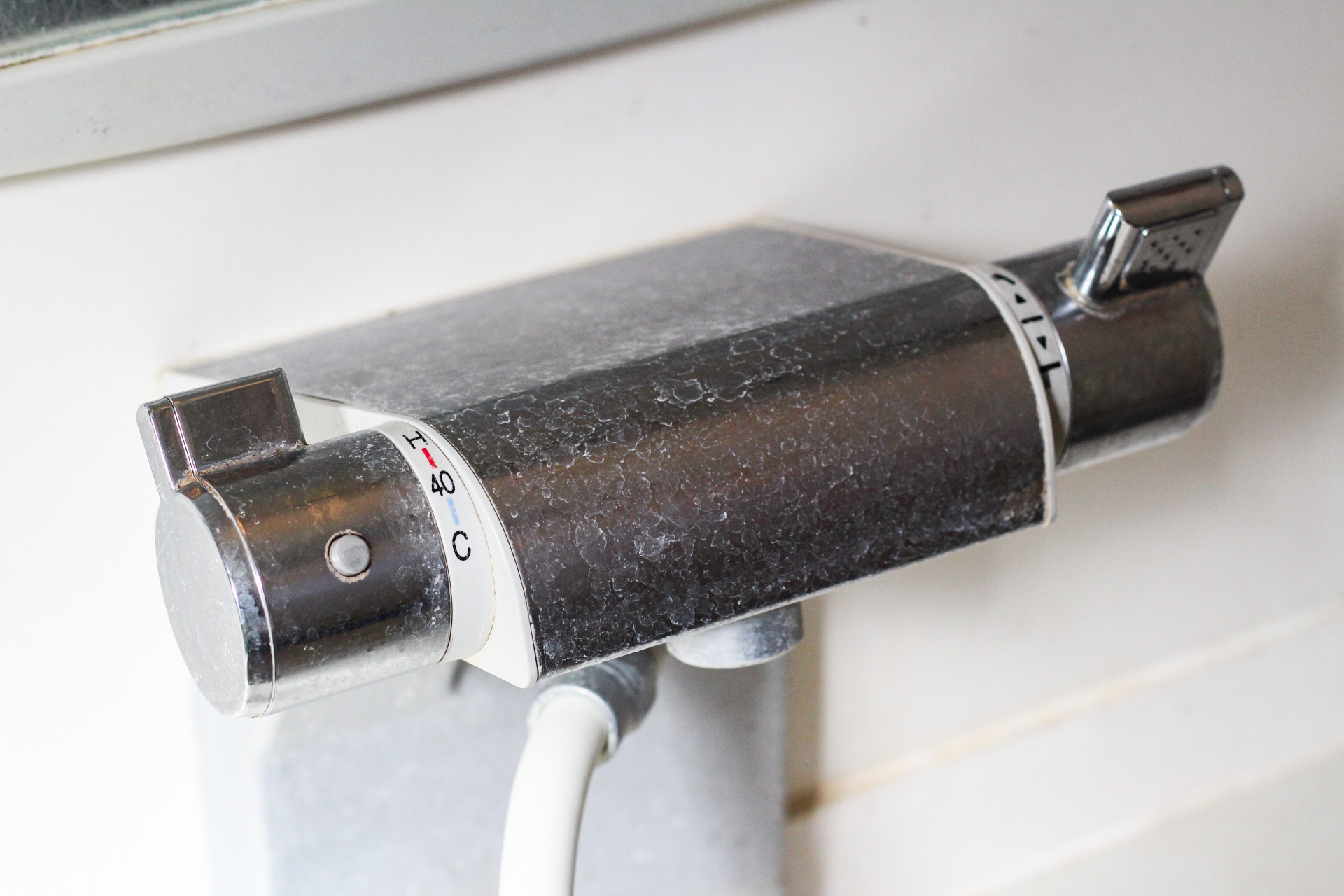研磨材で磨く必要があるくらい頑固な水垢がついた洗面台の蛇口