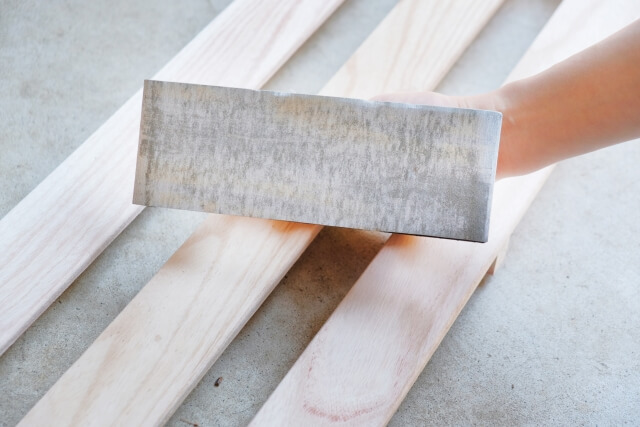 DIYで研磨材を使って木材を削っている様子